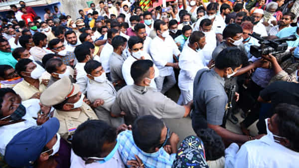 లోకేష్ పరామర్శ: దేశమంతా అంబేడ్కర్ అడుగుజాడల్లో నడుస్తుంది.. ఎపిలో రాజారెడ్డి రాజ్యాంగం అమలౌతోంది