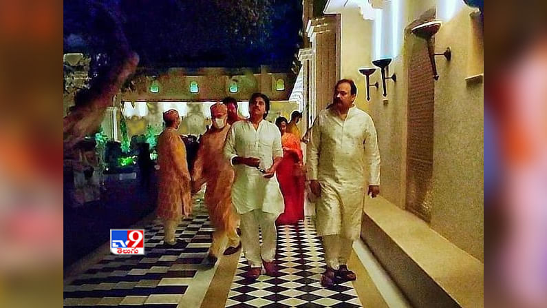 నిహారిక పెళ్లి వేడుకలో అన్నయ్య నాగబాబుతో పవన్ కళ్యాణ్