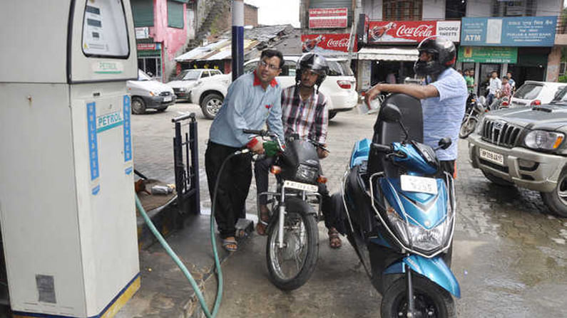 Petrol and Diesel Price Today: చమురు ధరల్లో స్వల్ప మార్పులు.. తెలుగు రాష్ట్రాల్లో పెట్రో రేట్లు ఎలా ఉన్నాయంటే..?