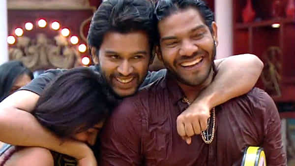 Bigg Boss 4 : ఎలిమినేట్ అయిన ఆ కంటెస్టెంట్ కోసం ఎమోషనల్ అయిన అభిజీత్.. ఓదార్చిన హారిక