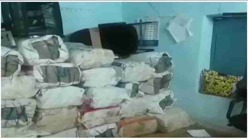 విశాఖ ఏజెన్సీలో పోలీసుల తనిఖీలు.. లారీలో అక్రమంగా తరలిస్తున్న రూ. కోటి విలువైన గంజాయి పట్టివేత