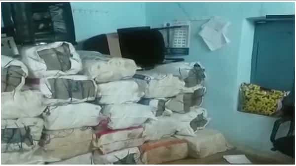 విశాఖ ఏజెన్సీలో పోలీసుల తనిఖీలు.. లారీలో అక్రమంగా తరలిస్తున్న రూ. కోటి విలువైన గంజాయి పట్టివేత