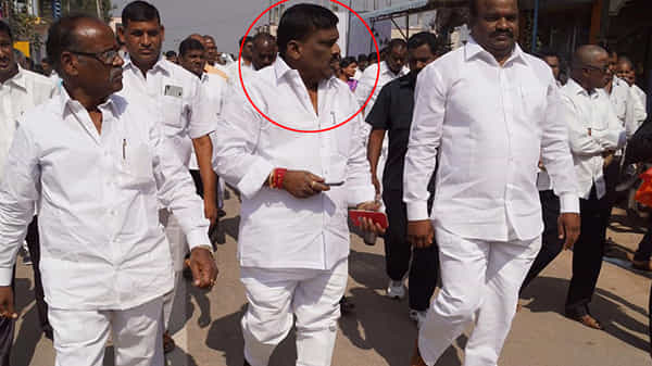 చిక్కుల్లో పటాన్చెరు ఎమ్మెల్యే...రిపోర్టర్కు మహిపాల్ రెడ్డి బెదిరింపులు.. ఎస్సీ, ఎస్టీ అట్రాసిటీ కేసు