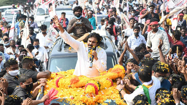 Pawan Kalyan : వైజాగ్, విజయవాడ, పులివెందుల.. రైతుల కోసం ఎక్కడికైనా వస్తాం..జనసేనాని పవర్ పంచ్