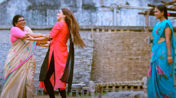 కొండపల్లి బొమ్మలు: రాధాకృష్ణ మూవీ ట్రైలర్ లో స్పెషల్ అట్రాక్షన్.. లక్ష్మీపార్వతి. !