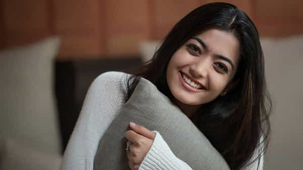 బాలీవుడ్లోకి అడుగుపెట్టనున్న తెలుగు స్టార్ హీరోయిన్.. ఫస్ట్లుక్ పోస్టర్ను షేర్ చేసిన ముద్దుగుమ్మ..