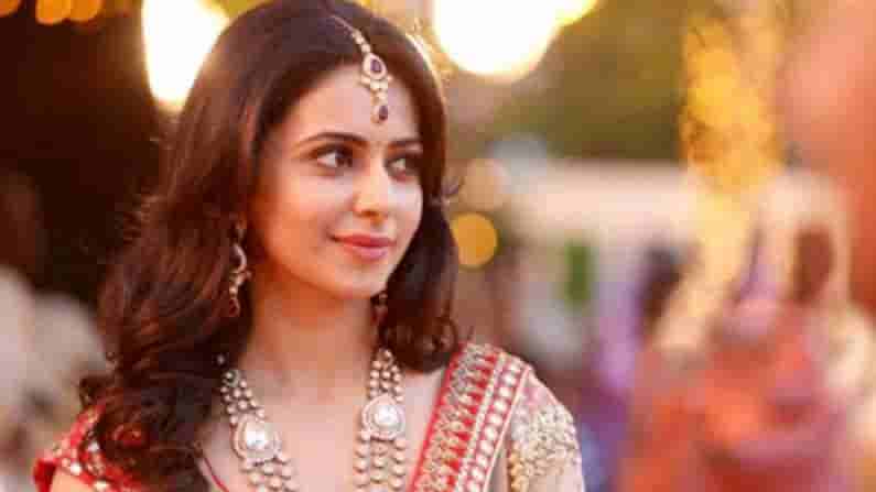 వరుస ఆఫర్లతో దూసుకెళుతోన్న ఢిల్లీ బ్యూటీ.. చేతి నిండా సినిమాలతో హల్చల్ చేస్తోన్న అందాల తార.