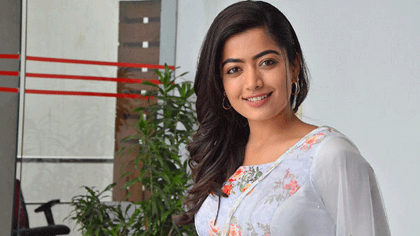 మరో బాలీవుడ్ సినిమాను ఓకే చేసిన రష్మిక మందన.. ఏకంగా అమితాబచ్చన్ సినిమాలో ఛాన్స్..?