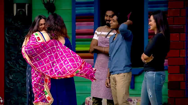 బిగ్బాస్ హౌస్లోకి వెళ్ళి మరీ కంటెస్టెంట్ను తిట్టిన తల్లి.. తనతో ఎందుకు క్లోజ్గా ఉంటున్నావంటూ..