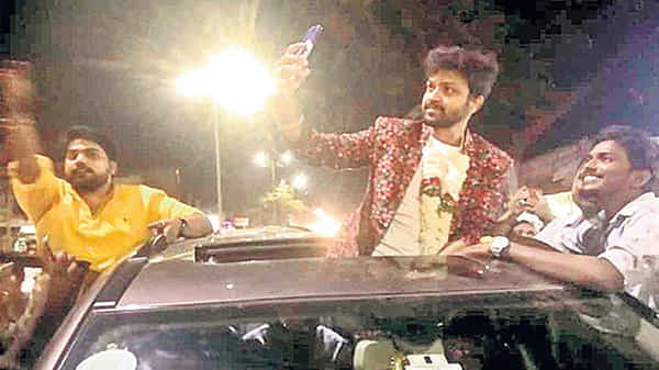 Bigg Boss-4: హుస్నాబాద్లో బిగ్బాస్ కంటెస్టెంట్కు ఘన స్వాగతం.. అభిమానులతో ముచ్చటించిన సోహైల్..