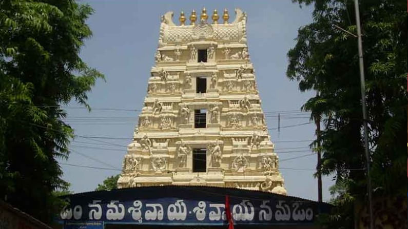 Srisailam Temple : మరో టర్న్ తీసుకున్న శ్రీశైల వివాదం.. 9 మంది ఉద్యోగులను బదిలీ చేసిన ఈవో