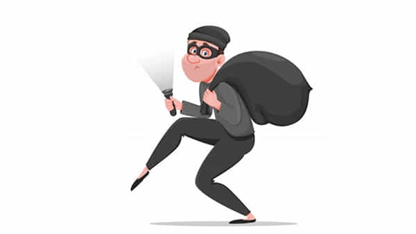 Cheating: భాగ్యనగరంలో నయా మోసం.. పోలీసులమంటూ వచ్చారు.. నిర్మానుష్య ప్రాంతానికి తీసుకెళ్లారు.. ఆపై..