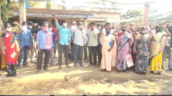 పశ్చిమగోదావరి జిల్లా రెడ్డిగూడెంలో అక్రమ అరెస్టులను నిరసిస్తూ జంగారెడ్డిగూడెం ఆర్డీవో కార్యాలయం దగ్గర ఆదివాసీల ధర్నా