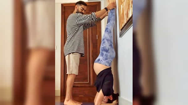 బేబి బంప్ తో శీర్షాసనం.. నా ప్రియమైన భర్త కోహ్లీ సాయంతో చేశానంటూ చెప్పుకొచ్చిన అనుష్క