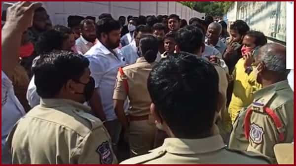 GHMC Elections: ఫోటో మార్ఫింగ్తో ఓటేసేందుకు యత్నం.. పట్టుకున్న టీఆర్ఎస్ కార్యకర్తలు