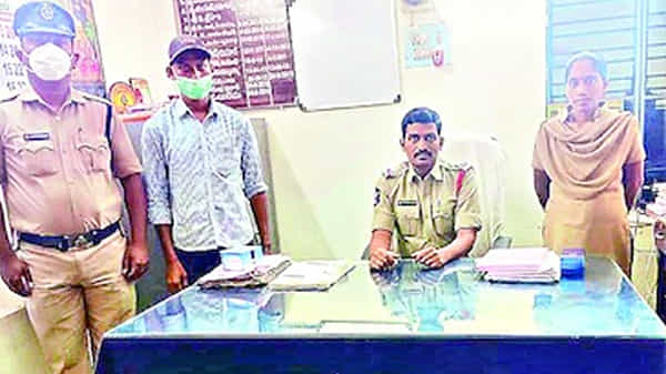 ఇతడేం భర్త... ఆవేశంలో కిరోసిన్ పోసుకున్న భార్యకు అగ్గిపెట్టె ఇచ్చాడు...ఇప్పుడు అడ్డంగా బుక్కయ్యాడు