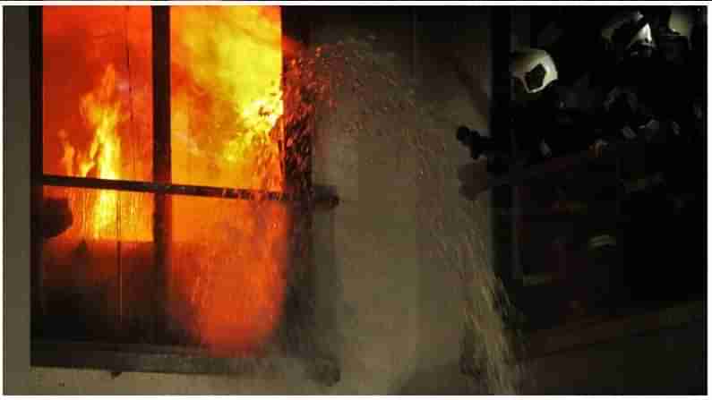 ఆత్మహత్యాయత్నానికి పాల్పడిన మహిళ.. సమయస్పూర్తితో యువతిని కాపాడిన పోలీసులు..