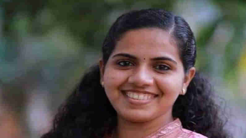 రాజకీయాల్లో సరికొత్త చరిత్ర సృష్టించిన కేరళ యువతి... దేశంలోనే అతిపిన్న వయసున్న మేయర్‌గా రికార్డు.