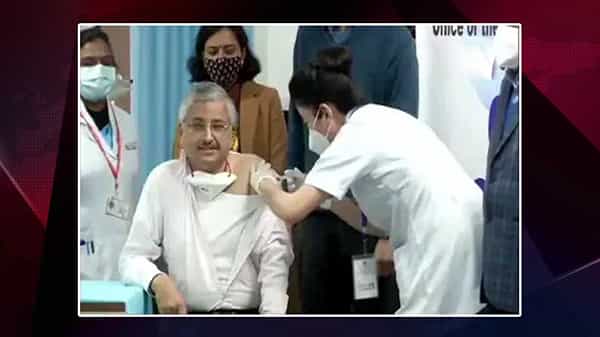 నేనూ వ్యాక్సిన్ తీసుకున్నా. హెల్త్ ఫైన్ , ఢిల్లీ ఎయిమ్స్ డైరెక్టర్ డా. రణదీప్ గులేరియా, ఆందోళన అనవసరమని సూచన