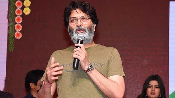 Director Trivikram: స్టేజ్పైనే ఎమోషనల్ అయిన త్రివిక్రమ్.. ఆ నిర్మాత కాళ్ళు పట్టుకున్న డైరెక్టర్..