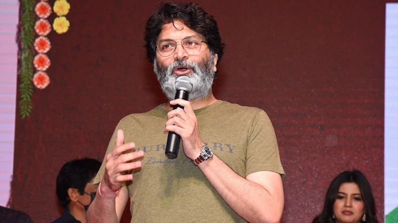 Director Trivikram: స్టేజ్‏పైనే ఎమోషనల్ అయిన త్రివిక్రమ్.. ఆ నిర్మాత కాళ్ళు పట్టుకున్న డైరెక్టర్..