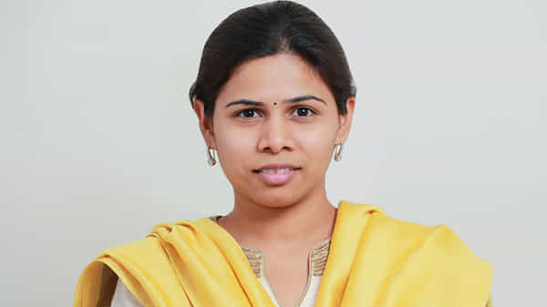 AP Municipal Elections 2021 : పోలీసులు వారించినా క్యూలో నిల్చునే ఓటుహక్కు వినియోగించుకున్న అఖిలప్రియ, పోలీసు అధికారిని తోసేసిన కొల్లు