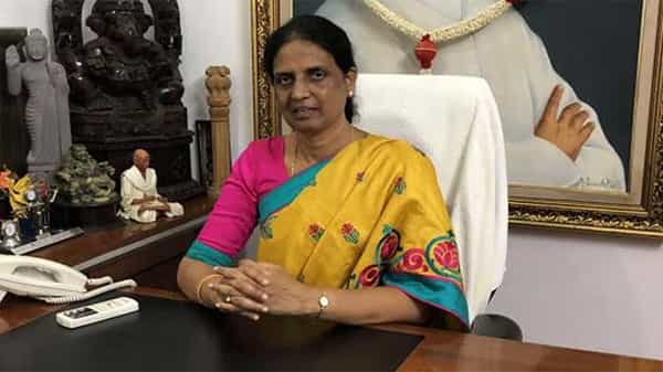 Minister Sabitha Indra Reddy: తెలంగాణ విద్యాశాఖ కీలక నిర్ణయం.. జులై 1 నుంచి ప్రత్యక్ష తరగతులు..