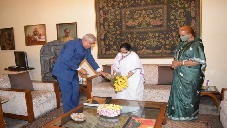 Mamata meets Governor : గవర్నర్‌తో బెంగాల్ సీఎం దీదీ సమావేశం.. ఈ ఇద్దరి భేటీపై రాజకీయ వర్గాల్లో చర్చ