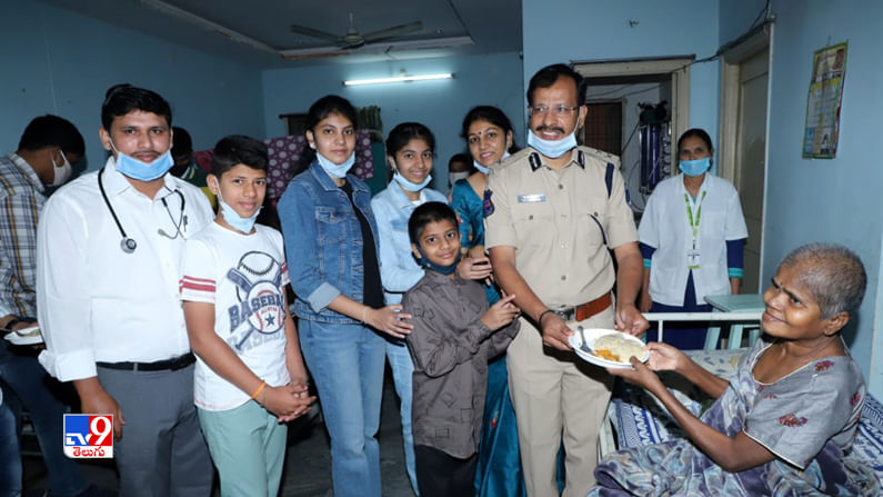 New Year 2021: మదర్ థెరిస్సా ఫౌండేషన్ వృద్ధాశ్రమానికి పోలీస్ కమిషనర్ వీసీ సజ్జనార్