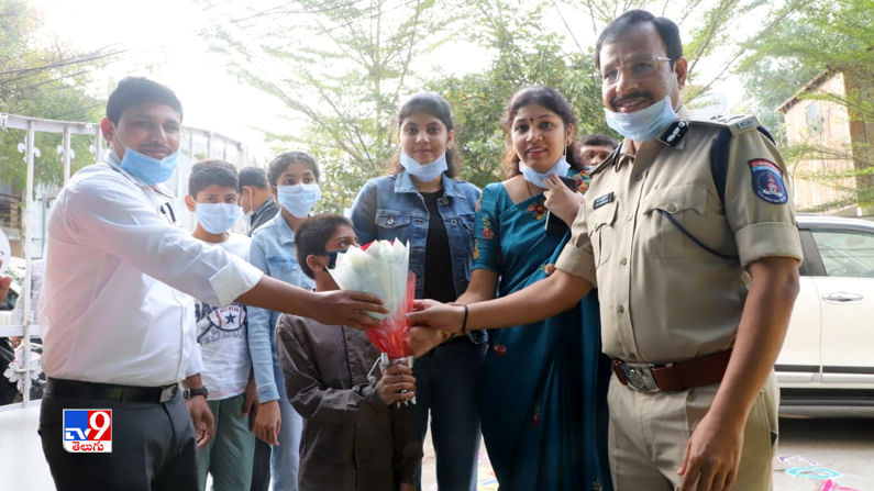 New Year 2021: మదర్ థెరిస్సా ఫౌండేషన్ వృద్ధాశ్రమానికి పోలీస్ కమిషనర్ వీసీ సజ్జనార్