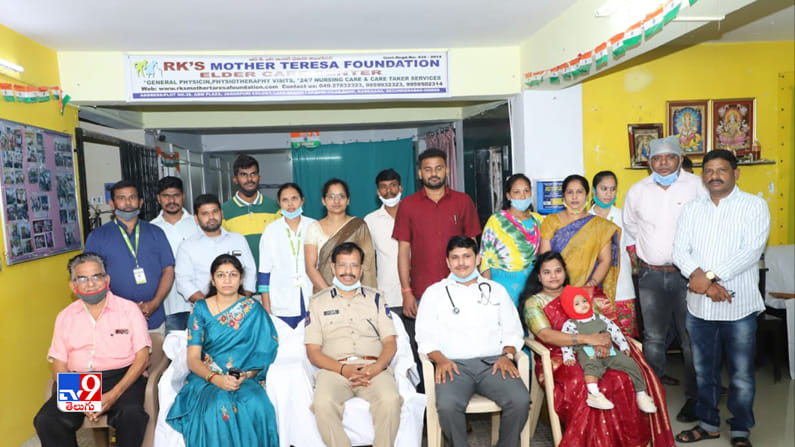 New Year 2021: మదర్ థెరిస్సా ఫౌండేషన్ వృద్ధాశ్రమానికి పోలీస్ కమిషనర్ వీసీ సజ్జనార్