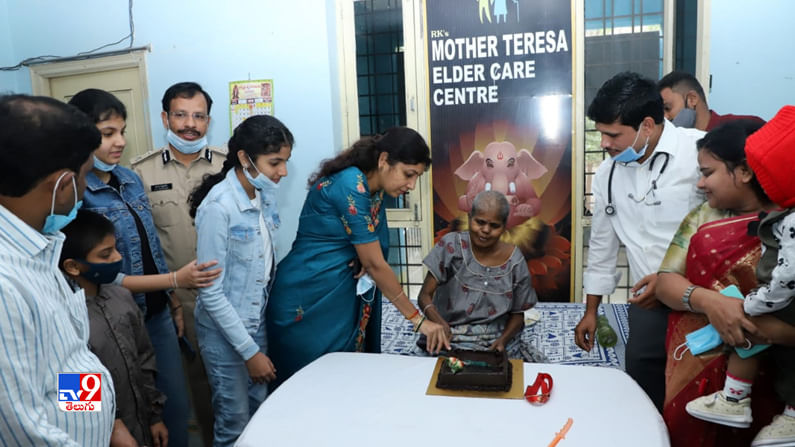 New Year 2021: మదర్ థెరిస్సా ఫౌండేషన్ వృద్ధాశ్రమానికి పోలీస్ కమిషనర్ వీసీ సజ్జనార్