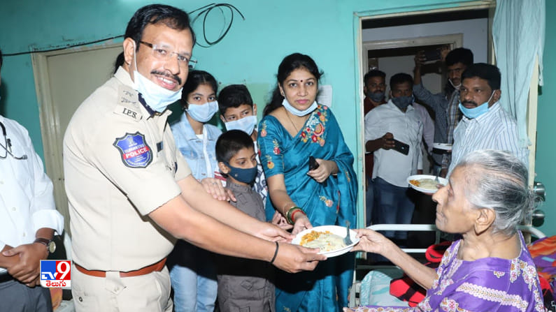 New Year 2021: మదర్ థెరిస్సా ఫౌండేషన్ వృద్ధాశ్రమానికి పోలీస్ కమిషనర్ వీసీ సజ్జనార్