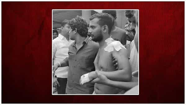 Political Clash: కర్నూలు జిల్లాలో రాజుకుంటున్న రాజకీయాలు.. ఎగసిన కత్తులు.. ఫ్యాక్షన్ సీన్ను తలపించిన ఫైట్లు..