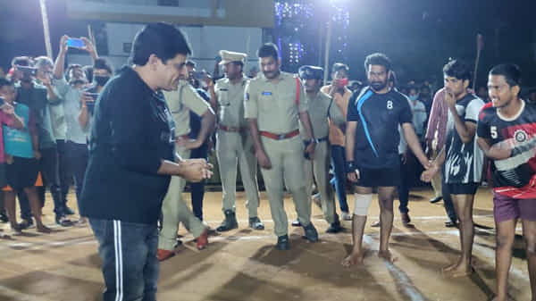 అవనిగడ్డలో సందడి చేసిన నటుడు అలీ.. పోలీస్ సబ్ డివిజన్ కబడ్డీ పోటీల ప్రారంభం