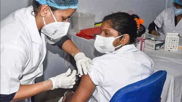 Covid-19 Vaccination: నేడు తెలంగాణలో కరోనా వ్యాక్సినేషన్ నిలిపివేత.. నిల్వలు లేకపోవడంతోనే..!