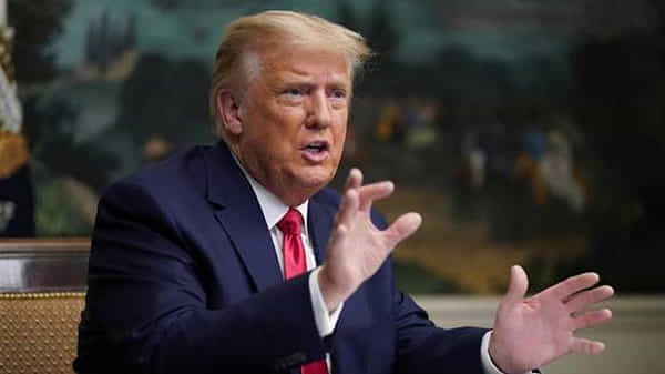 Donald Trump Visa Restrictions: వెళ్లే ముందు జోరు పెంచిన ట్రంప్.. విదేశీయులకు షాకిస్తూ కీలక నిర్ణయం