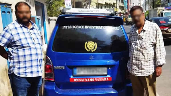 ఇంటెలిజెన్స్ ఆఫీసర్ల అవతారమెత్తారు.. కానీ ఇంటెలిజెంట్గా ఆలోచించలేక అడ్డంగా బుక్కయ్యారు..