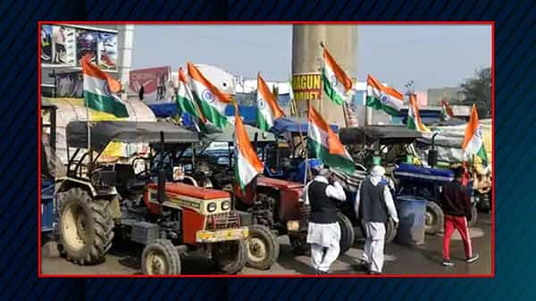 ఢిల్లీ శివార్లలో కదం తొక్కిన అన్నదాతలు, పోలీసు బ్యారికేడ్లను ఛేదించుకుని దూసుకుపోయిన రైతులు
