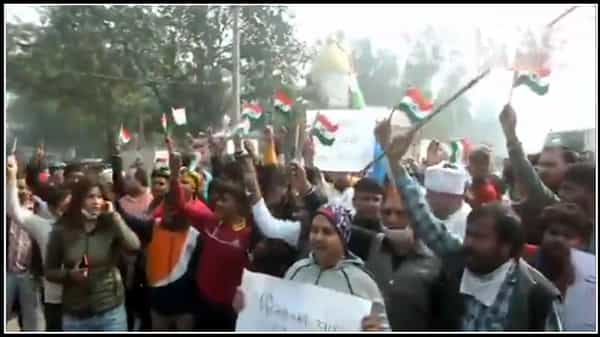 Protest Against Protest: ఢిల్లీలో మళ్లీ టెన్షన్.. రైతులు సింఘు బోర్డర్ను వీడాలంటూ స్థానికుల ఆందోళన