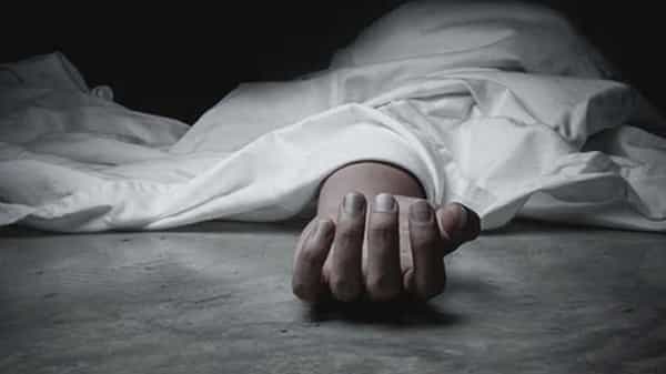 Father And Son Die: ప్రాణాలు తీసిన కోడికూర వంట.. విద్యుదాఘాతంతో తండ్రీకొడుకుల మృతి..