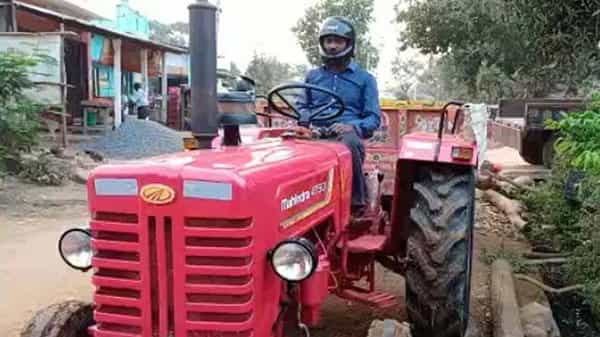 e-Challan: ఇదే చిత్రం గురూ..! హెల్మెట్ పెట్టుకోలేదని ట్రాక్టర్ డ్రైవర్కు ఫైన్.. దీంతో అతడు ఏం చేశాడంటే..?