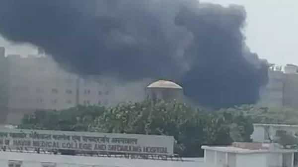 Fire Accident: ఢిల్లీలోని సఫ్దర్గంజ్ ఆస్పత్రిలో భారీ అగ్ని ప్రమాదం.. ఏడు ఫైరింజన్ల సాయంతో..