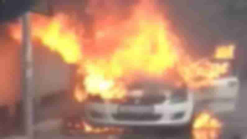 Car Fire : వెళ్తోన్న కారు వెనుక మంటలు, అలర్ట్ చేసిన వాహనదారులు, దంపతులకు తప్పినముప్పు, పత్తాలేని ఫైర్ సిబ్బంది.!