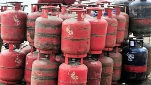 Gas Prices: గ్యాస్ వినియోగదారులకు శుభవార్త.. కొత్త సంవత్సరంలో స్థిరంగా ఉన్న గ్యాస్ ధరలు..