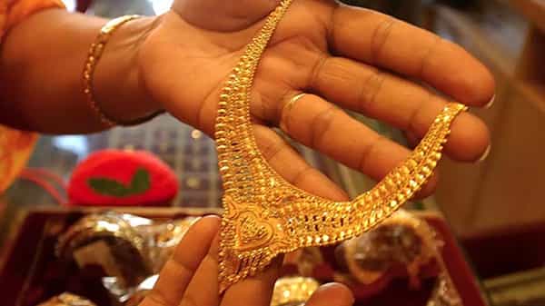 Today Gold Price: భారీగా తగ్గిన బంగారం ధర.. 10 గ్రాముల బంగారంపై ఒక్కరోజులోనే రూ. 400కిపైగా క్షీణత..