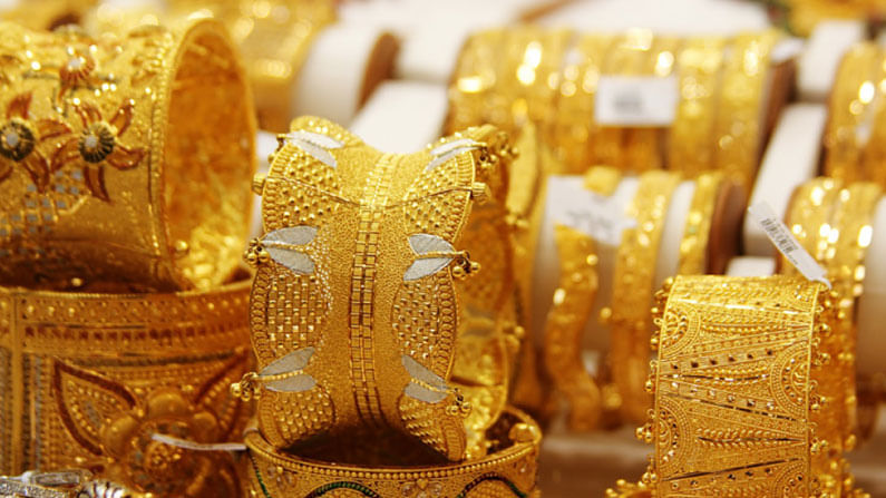 Today Gold Rates: పసిడి పరుగులకు బ్రేక్.. స్వల్పంగా తగ్గిన బంగారం ధరలు.. హైదరాబాద్‌లో బంగారం ధరలు ఇలా..