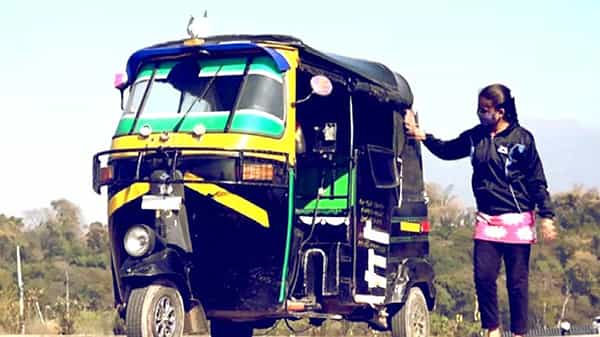 Women Driver: తండ్రికోసం ఆటో డ్రైవర్గా మారిన కూతురు... ఎంతో మందికి ఆదర్శంగా నిలుస్తోన్న యువతి..