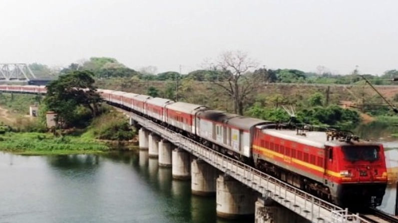 Hyderabad To Vishakapatnam Train: పండుగ వేళ రైల్వే శాఖ గుడ్ న్యూస్.. కాచిగూడ-విశాఖపట్నం సర్వీసు పున:ప్రారంభం