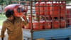LPG Cylinder Price Hike: మరోసారి సామాన్యుడిపై గుదిబండ..  పెరిగిన గ్యాస్ ధర.. ఎంత పెరిగిందంటే..?